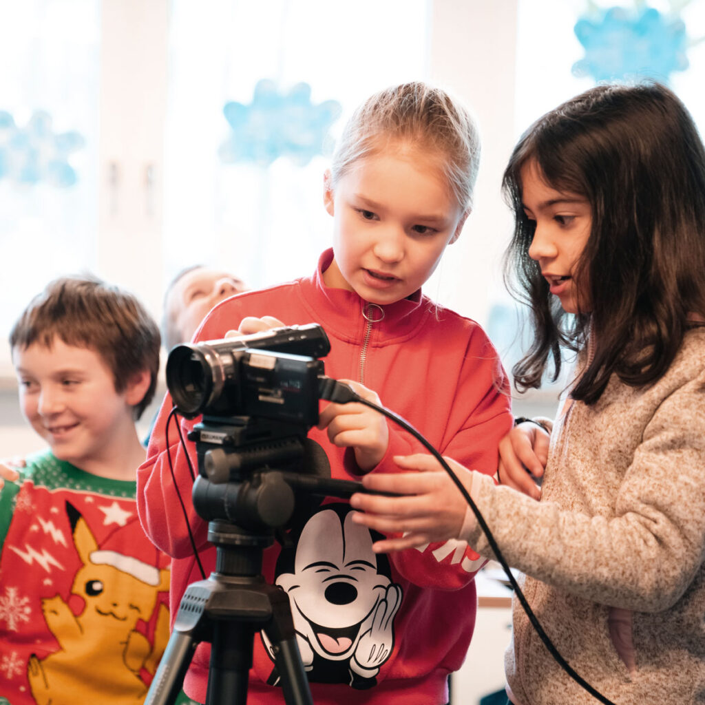 Kinder bei der Kameraarbeit