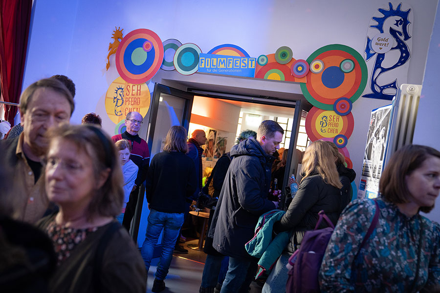 Menschengruppe im Foyer des KOKI beim Filmfest Sehpferdchen