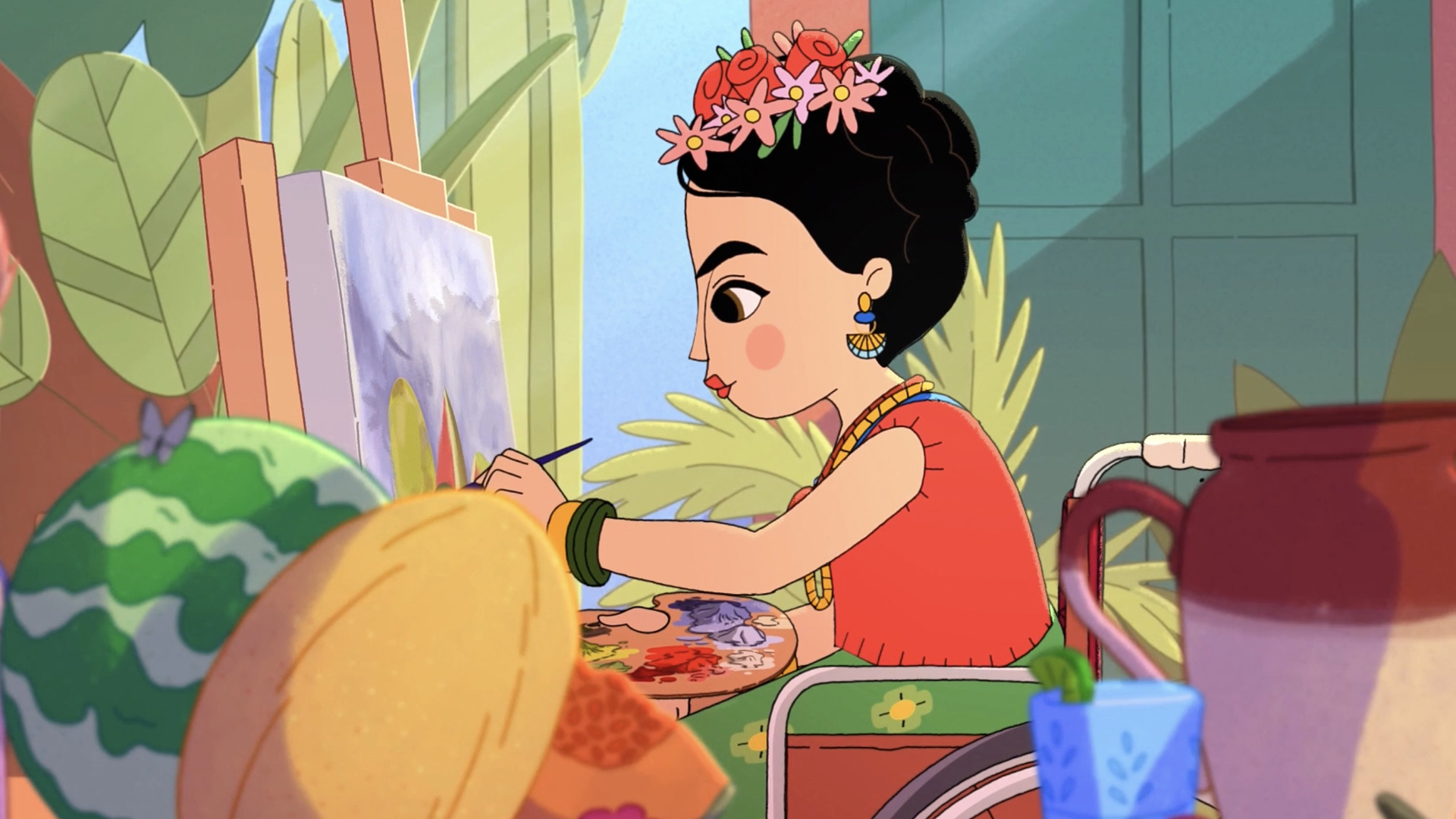 Szenenbild aus dem Animationsfilm "Hola Frida": Die junge Frida Kahlo trägt ein rotes Shirt und Blumen im Haar und malt an ihrer Staffelei.